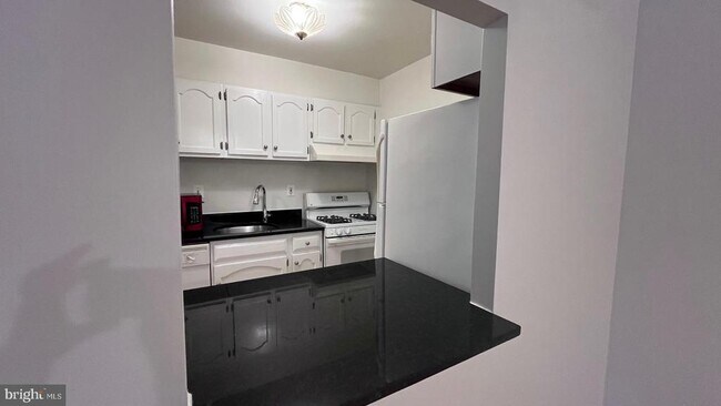 Building Photo - 5904 Cove Landing Rd