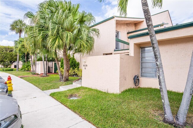 Building Photo - 9179 Fontainebleau Blvd
