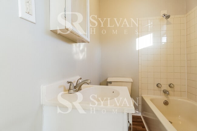 Building Photo - This adorable 4 bedroom, 2 bathroom home