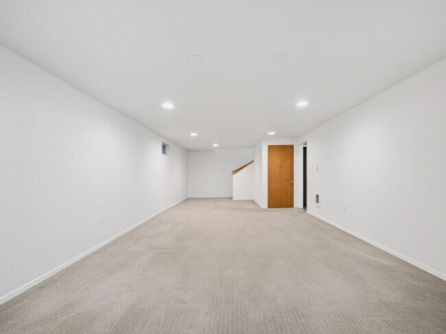 Building Photo - Spacious Unfurnished Home in Northwest Spokane