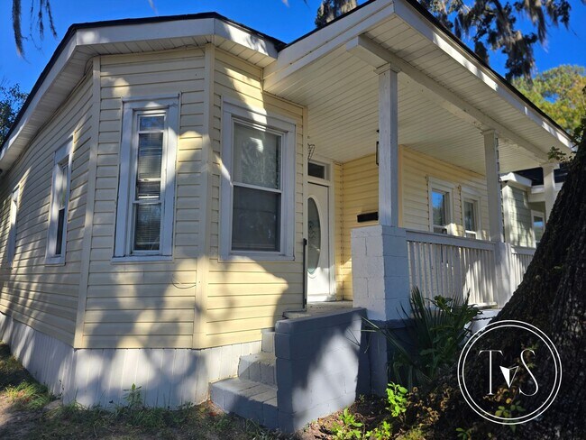 Building Photo - Charming 4-bedroom home near Savannah's Historic District!