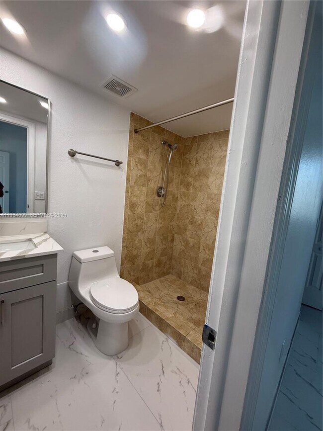 Building Photo - 9365 Fontainebleau Blvd