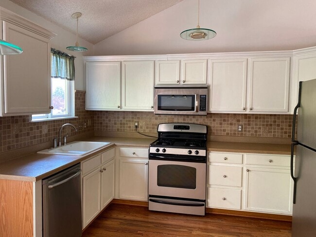 Building Photo - Wonderfully updated and maintained 3 bedro...