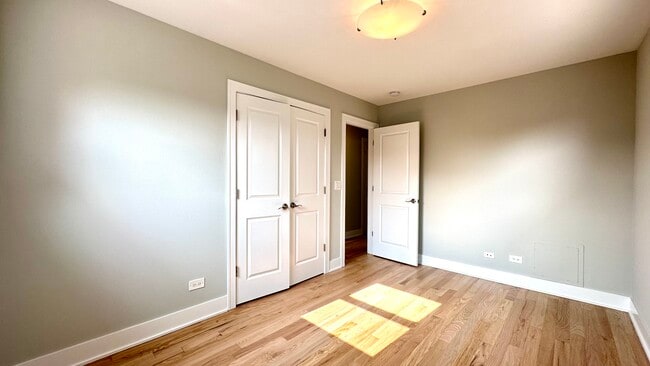 Building Photo - 4833 N Ozark Ave