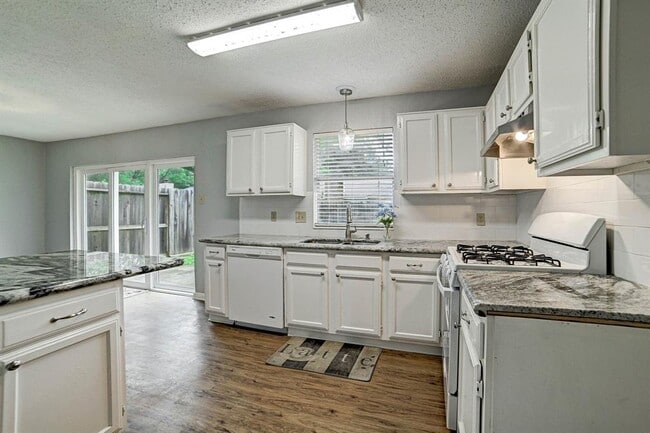 Building Photo - 2615 Lively Ln