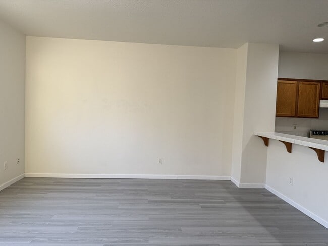 Building Photo - 3 Bedrooms Townhouse for Rent