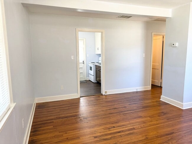 Building Photo - Charming 2 Bedroom Home With Spacious Yard!