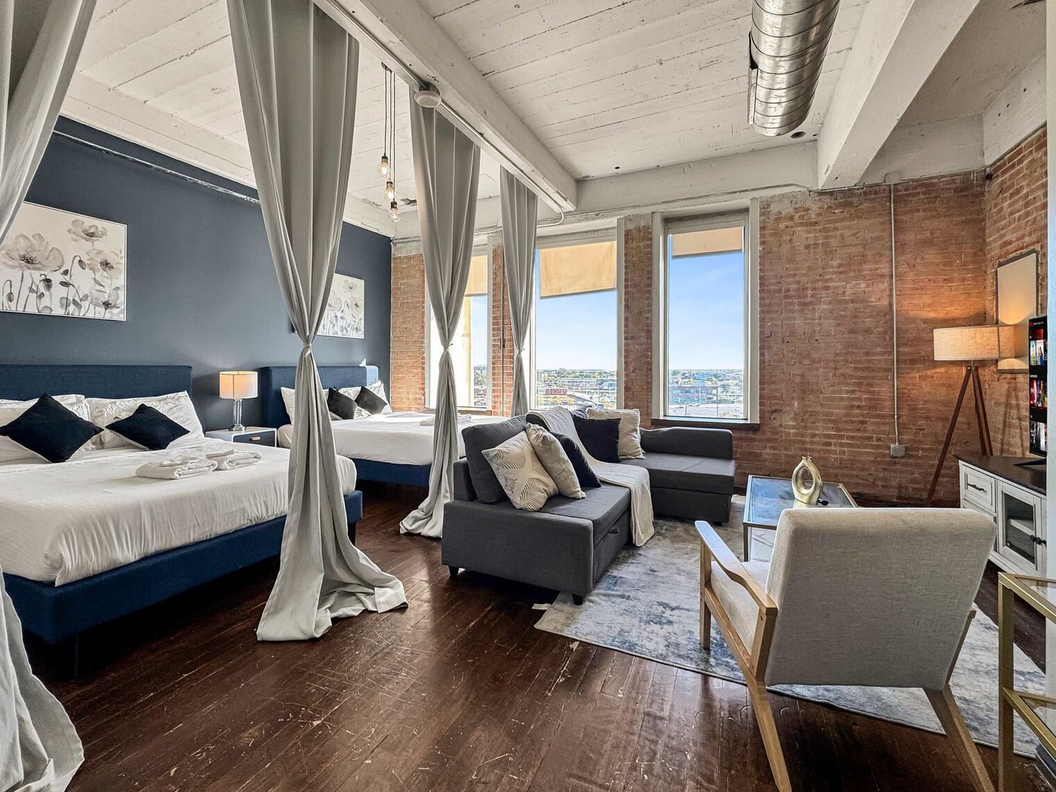 Building Photo - 555 Evergreen St