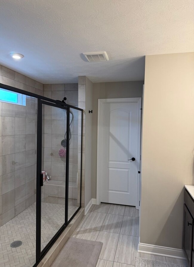 Building Photo - Spacious 4BR House in Shelbyville