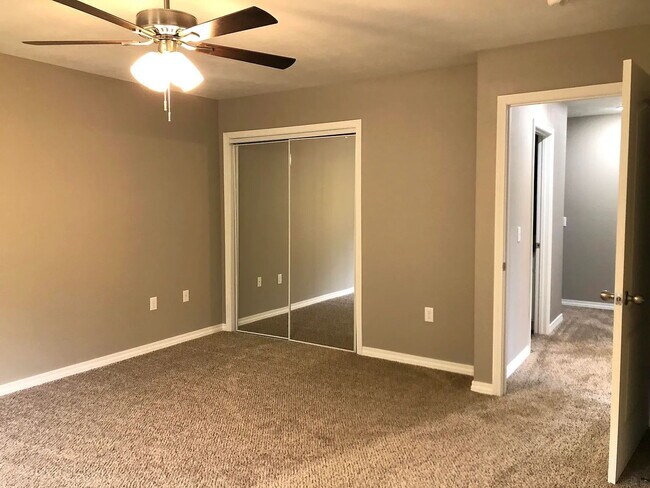 Building Photo - Cute town house with lawncare included!