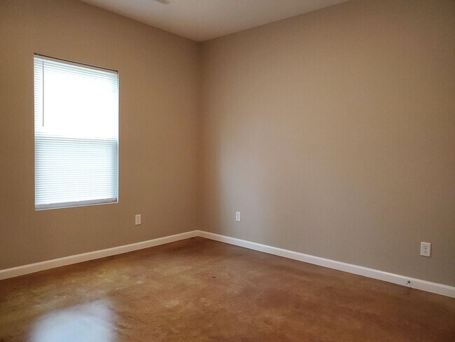 Building Photo - 2 Bedroom, 1 Bath apartment