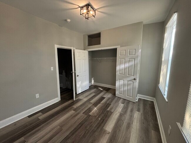 Building Photo - 2 bedroom PLUS den with Fireplace