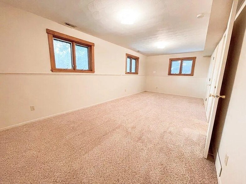 Building Photo - 5722 Ridgeway Dr