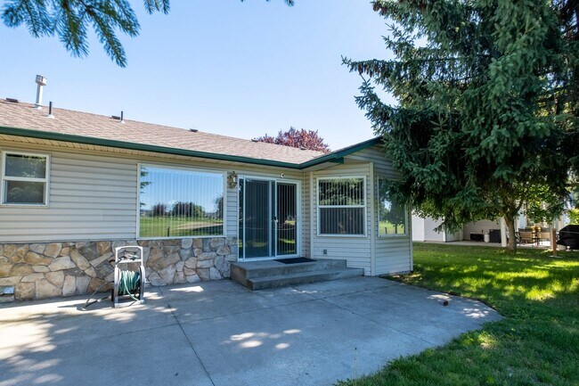 Building Photo - Home in Post Falls!