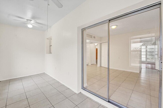 Building Photo - 3 BR / 3 BA + Patio + Parking AVAIL 8/1