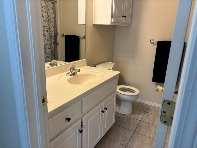 Building Photo - 2310 S Hickory St