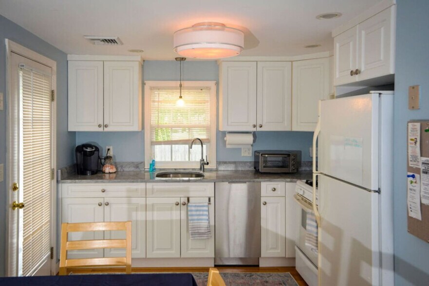 Building Photo - 13 S Village Dr