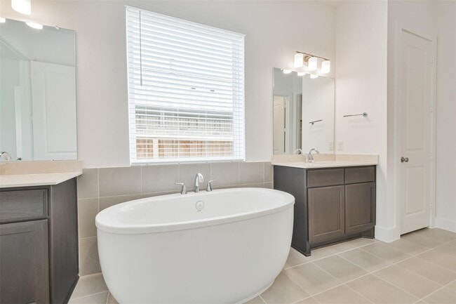 Building Photo - 7216 Stillmeadow Grv Dr