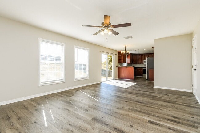 Building Photo - 1915 Crestridge Dr