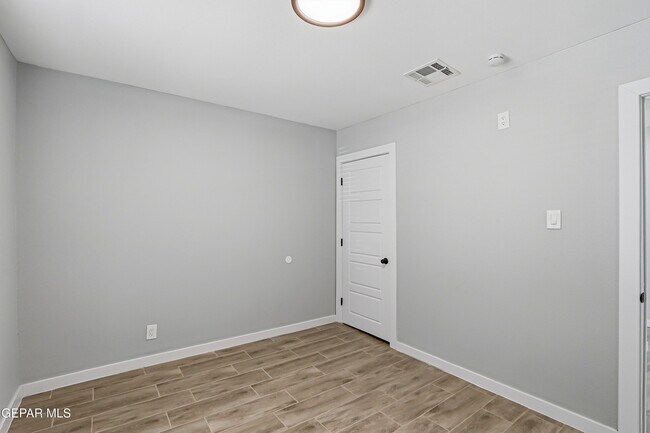 Building Photo - 10752 Mellward Rd