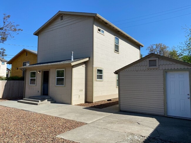 Building Photo - Available June 2026! Plus 1/2 off 1 full month of rent! Newly updated, spacious 5 bedroom home