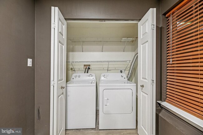 Building Photo - 633 Baystone Ct