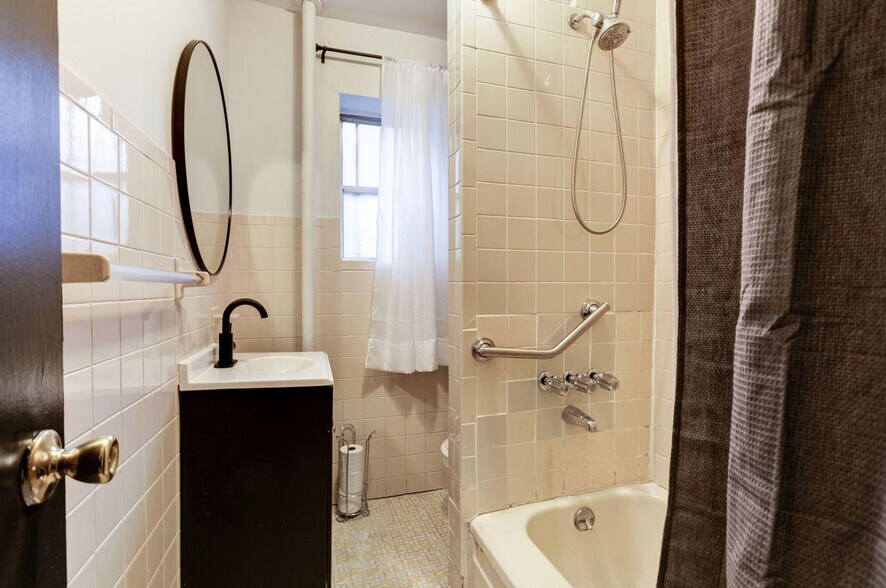 Building Photo - 120 W 71st St