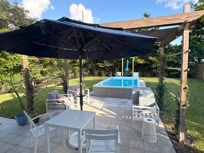 Building Photo - 127 SW 10th Ave