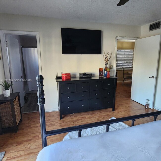 Building Photo - 2424 NE 9th St