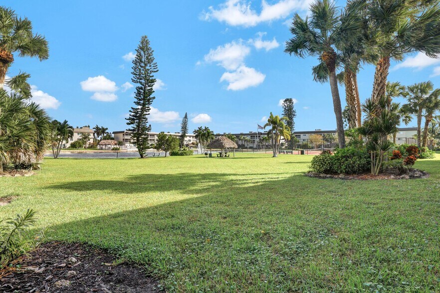 Building Photo - 1000 Manatee Rd