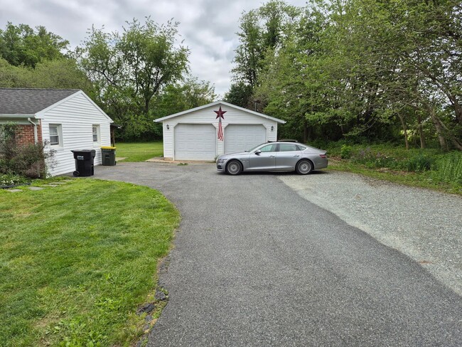 Building Photo - Spacious 3 Bed 2 Bath Rancher In Oxford