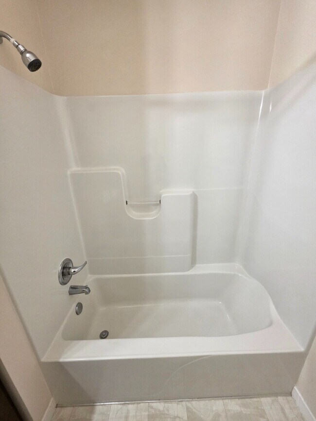 Building Photo - 2 Bedroom | 1 Bathroom 3rd Floor Apartment...