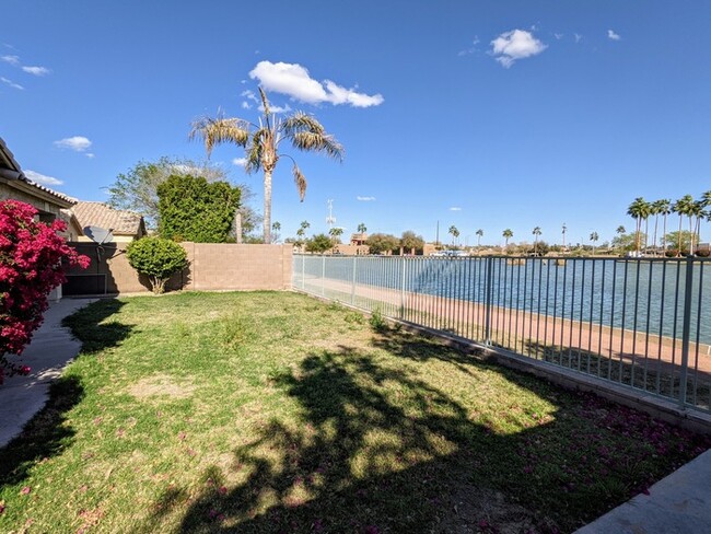 Building Photo - Lakefront with Home Office