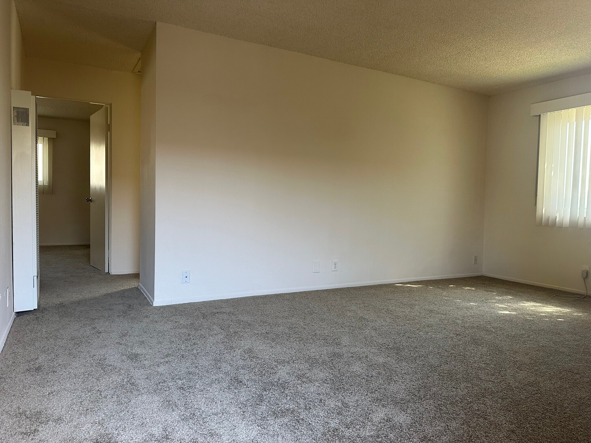 Building Photo - 1181 E Hollyvale St