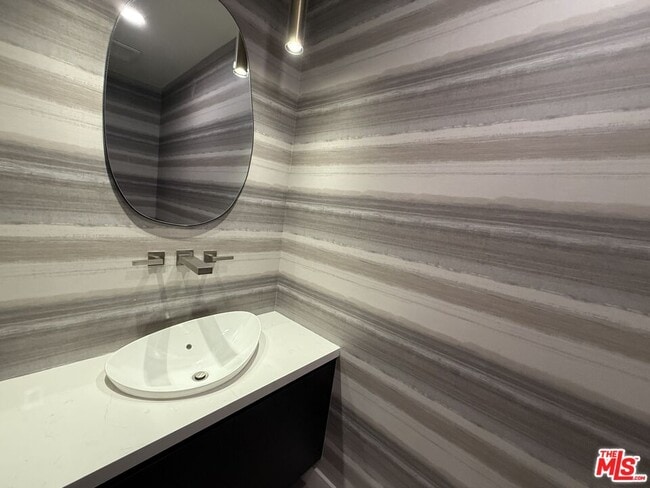 Building Photo - 505 S Barrington Ave