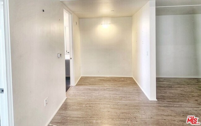 Building Photo - 1040 S Mariposa Ave