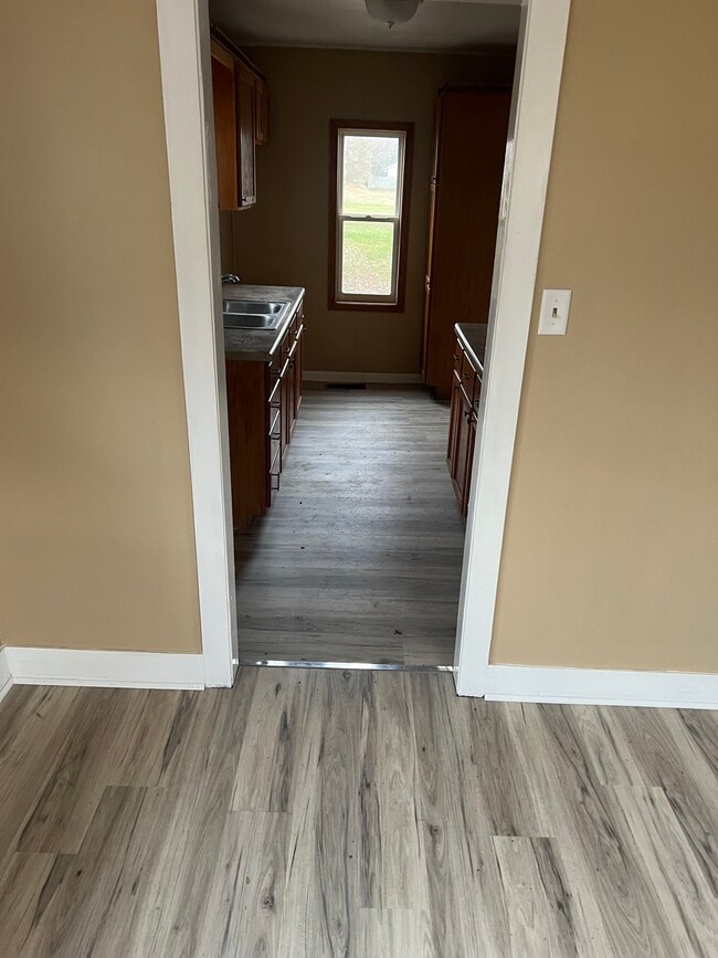 Building Photo - 604 E Oak St