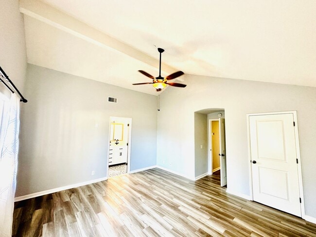 Building Photo - Welcome To Your Upgraded Oak View Home!