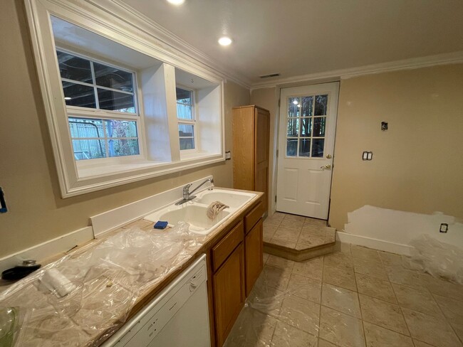 Building Photo - Lower Level to Charming 2 Bedroom Madison Valley!!