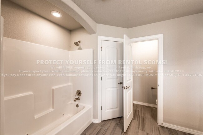 Building Photo - 1121 Gardenia St