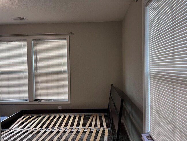 Building Photo - 1315 W 27th St