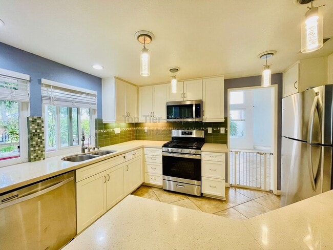 Building Photo - ***4 bed / 2.5 bath / 2,067 sqft House in ...