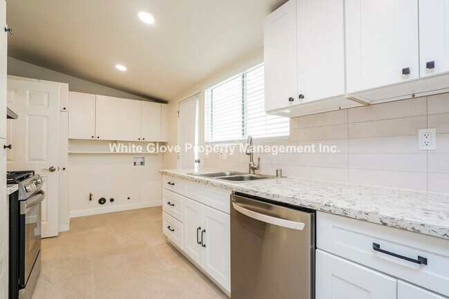 Building Photo - Spacious 4-Bed, 2-Bath Home with Large Bac...