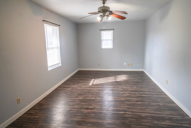 Building Photo - 906 Carey Dr
