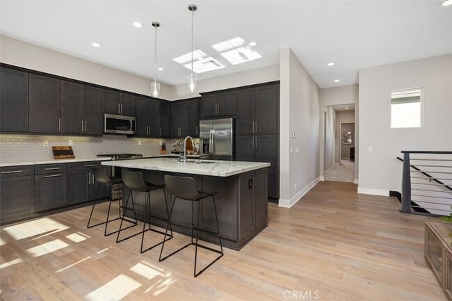 Building Photo - 227 Follyhatch