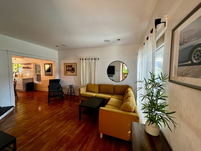 Building Photo - 1405 N Mansfield Ave