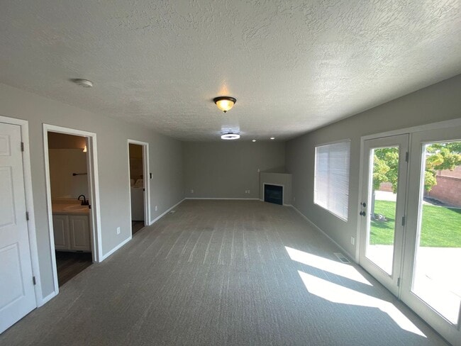 Building Photo - Single Family home - 2 story
