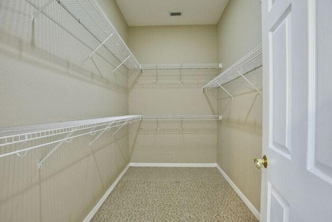 Building Photo - Spacious 3/2 Home located in Summerport Co...