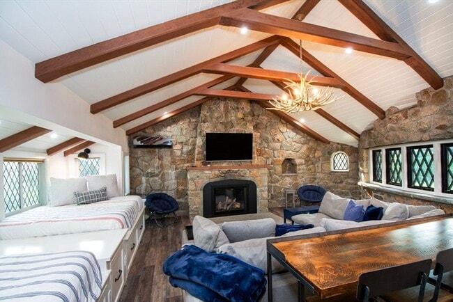 Building Photo - 19 Hobart Ln