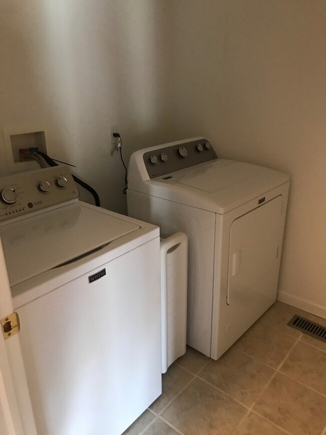 Building Photo - Beautiful State College townhouse available June!